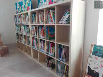 ...e librerie colme di volumi sgargianti creano l'atmosfera giusta per stimolare l'avvicinamento dei bambini ai libri
